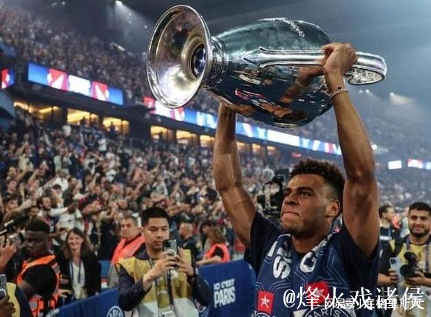 “大巴黎”球星杜埃获得2025欧洲金童奖 “大巴黎”球星杜埃获得2025欧洲金童奖